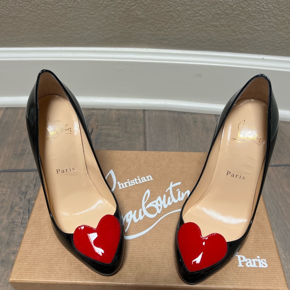 BNIB Black Heart shaped Christian Louboutin Doracora 100 Patent Heels